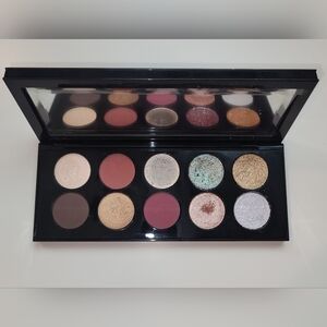 Eyeshadow Palette with Neutral and Bold Shades
